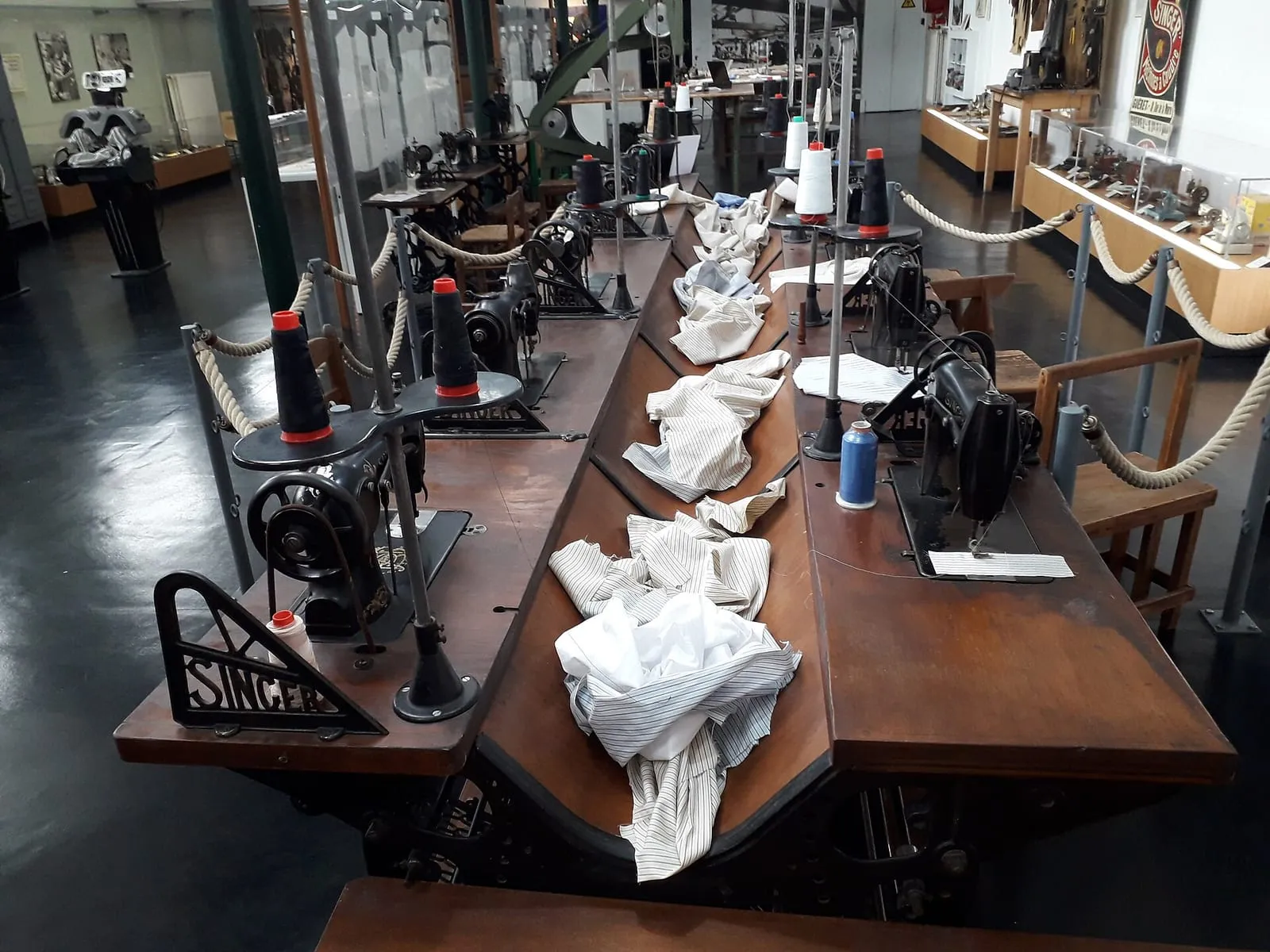 Des machines à coudre installées dans un atelier de confection