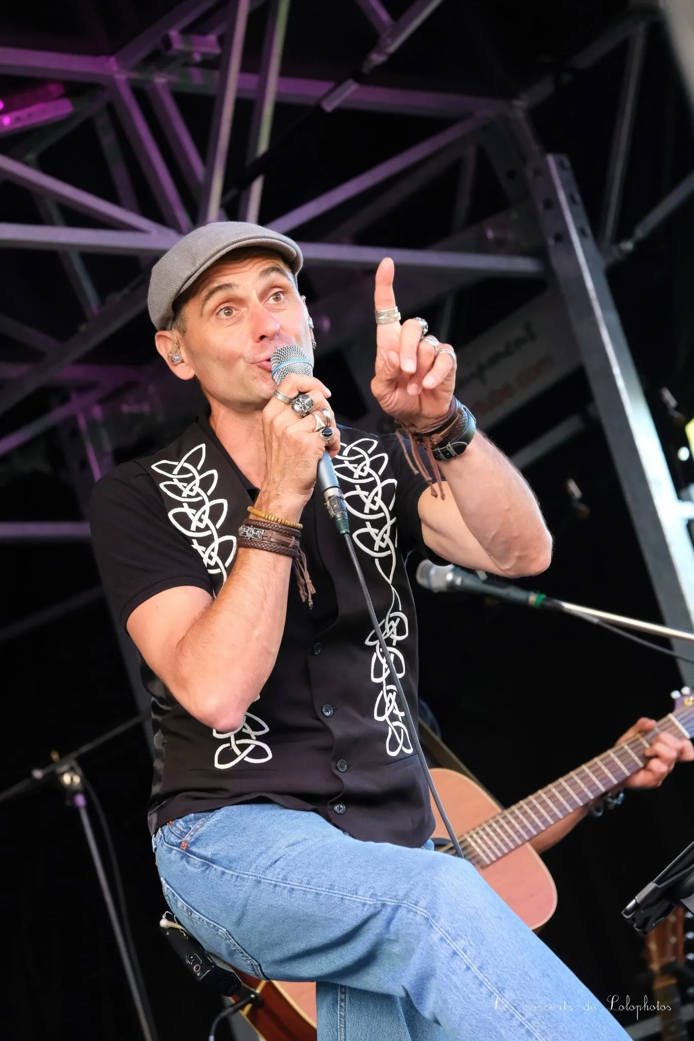 Un chanteur sur scène pendant un concert