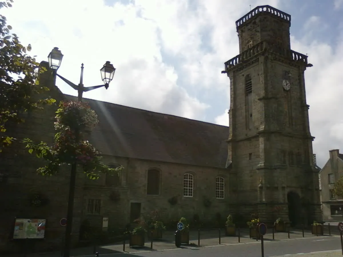 L'église Saint-Michel de Lesneven, sa grande façade et son clocher