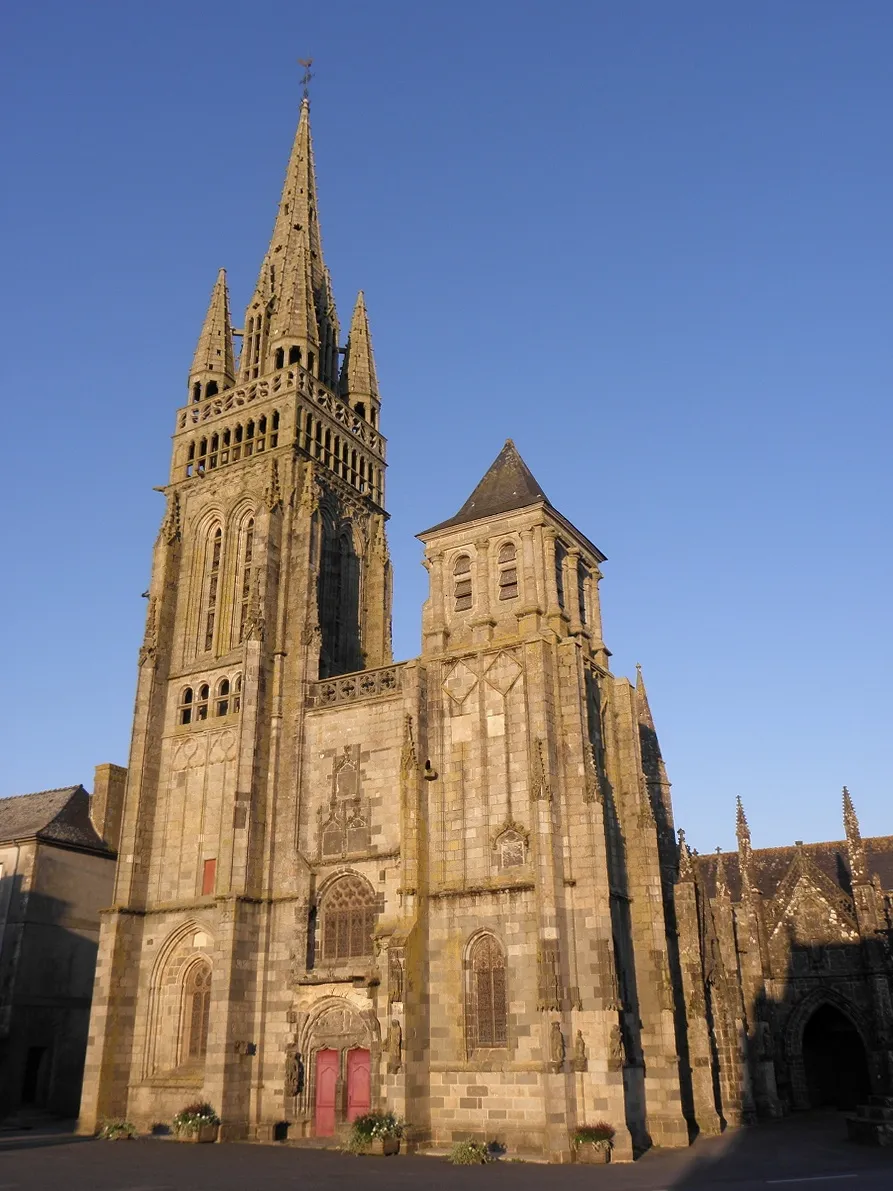La façade occidentale de la basilique Notre-Dame du Folgoët, en pierre sombre de Kersanton