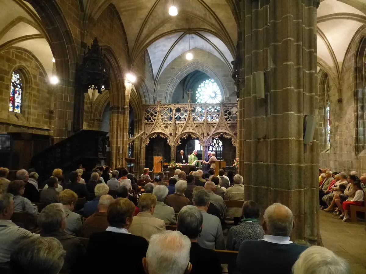 La nef de la basilique Notre-Dame du Folgoët, avec le jubé de pierre qui sépare la nef du chœur