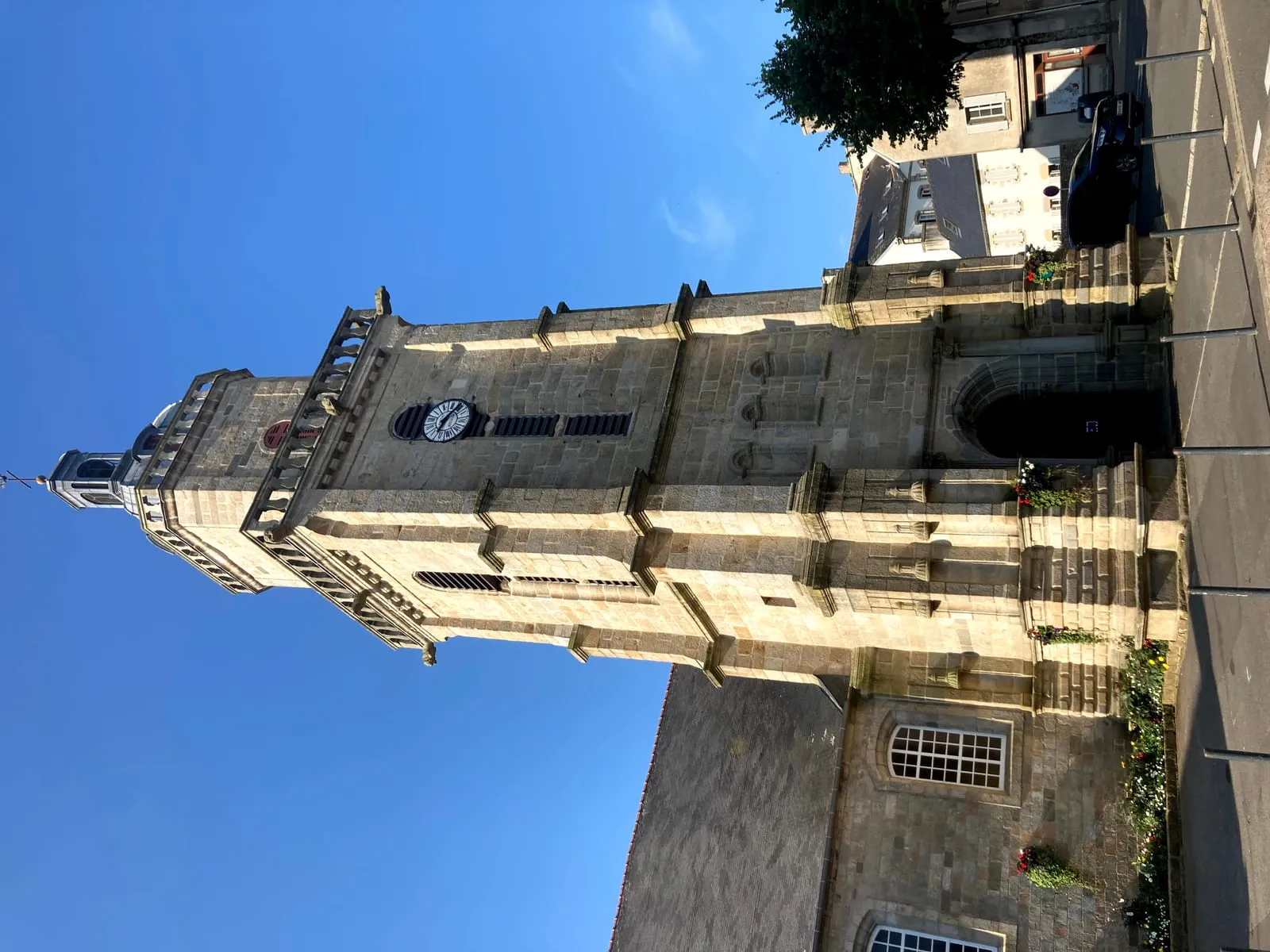 Le clocher de l'église Saint-Michel, qui domine le centre de Lesneven