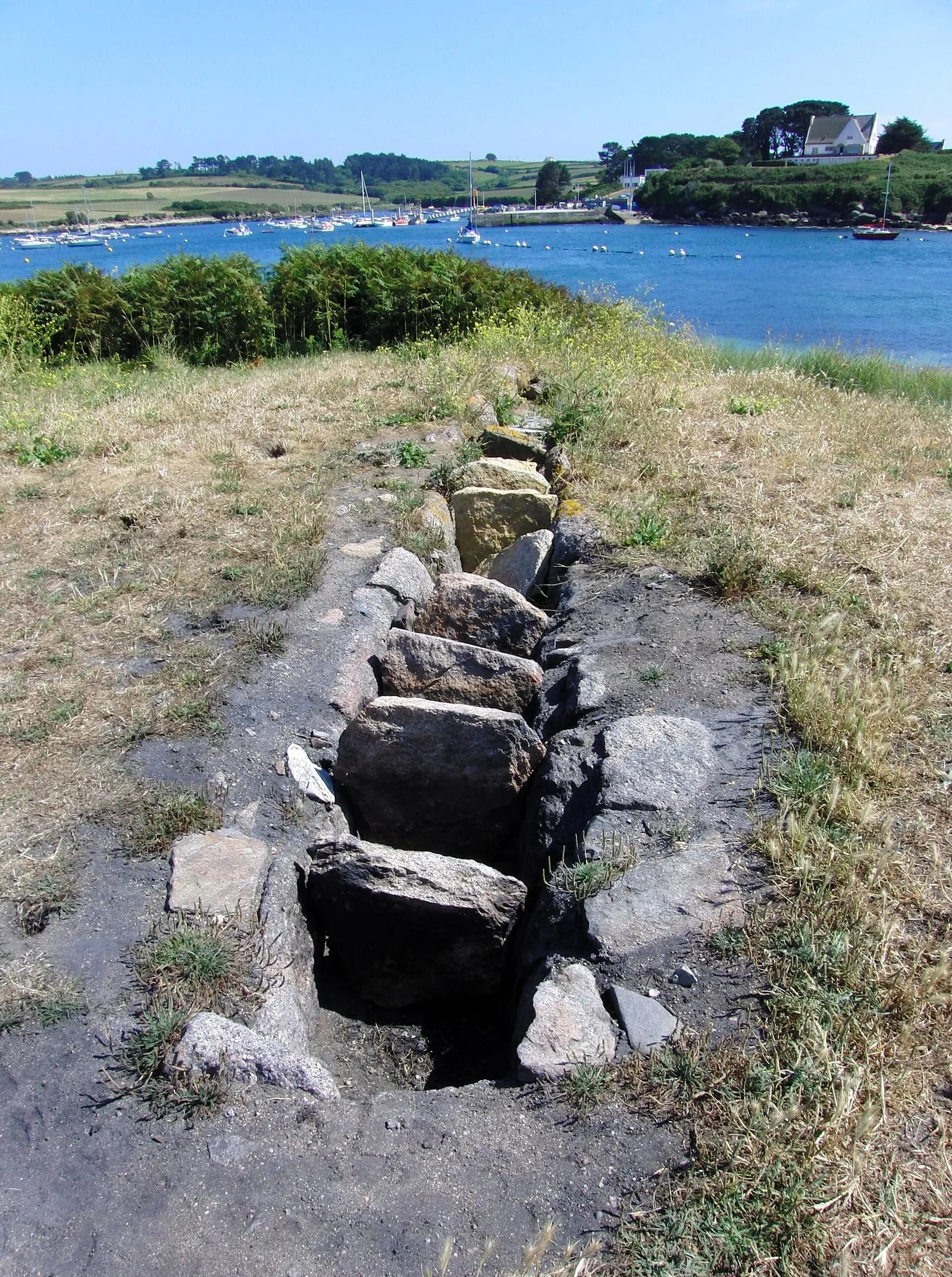 Un four à goémon en pierre sur le littoral du Finistère, à Porspoder
