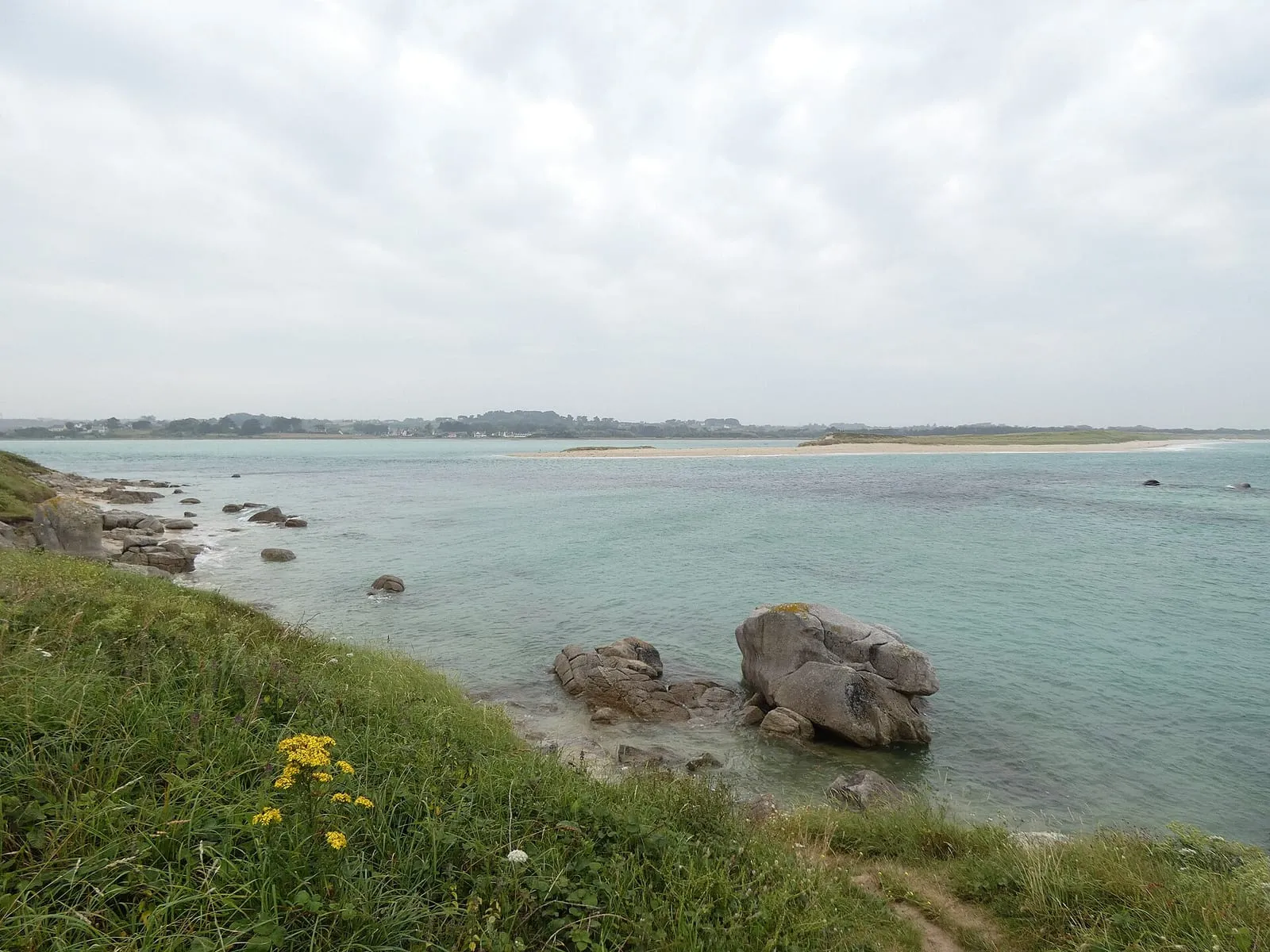 Les dunes de Keremma vues depuis la côte de Plouescat, de l'autre côté de la baie