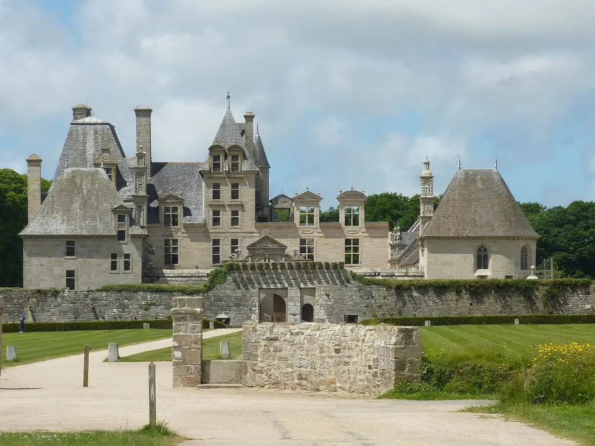 Vue générale du château de Kerjean à Saint-Vougay, entre enceinte bastionnée et logis Renaissance