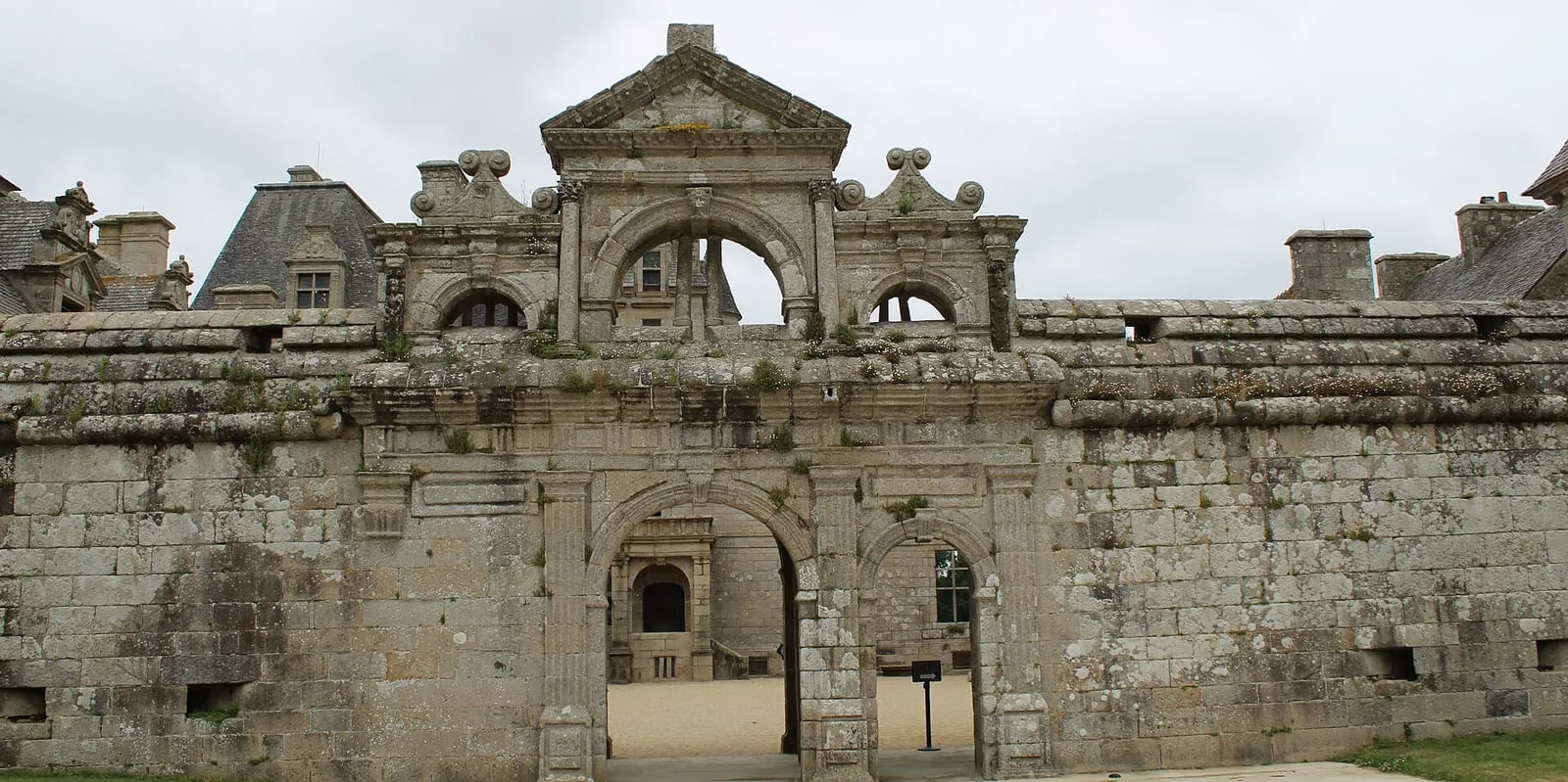 Le mur de la cour intérieure du château de Kerjean, avec ses fenêtres à meneaux