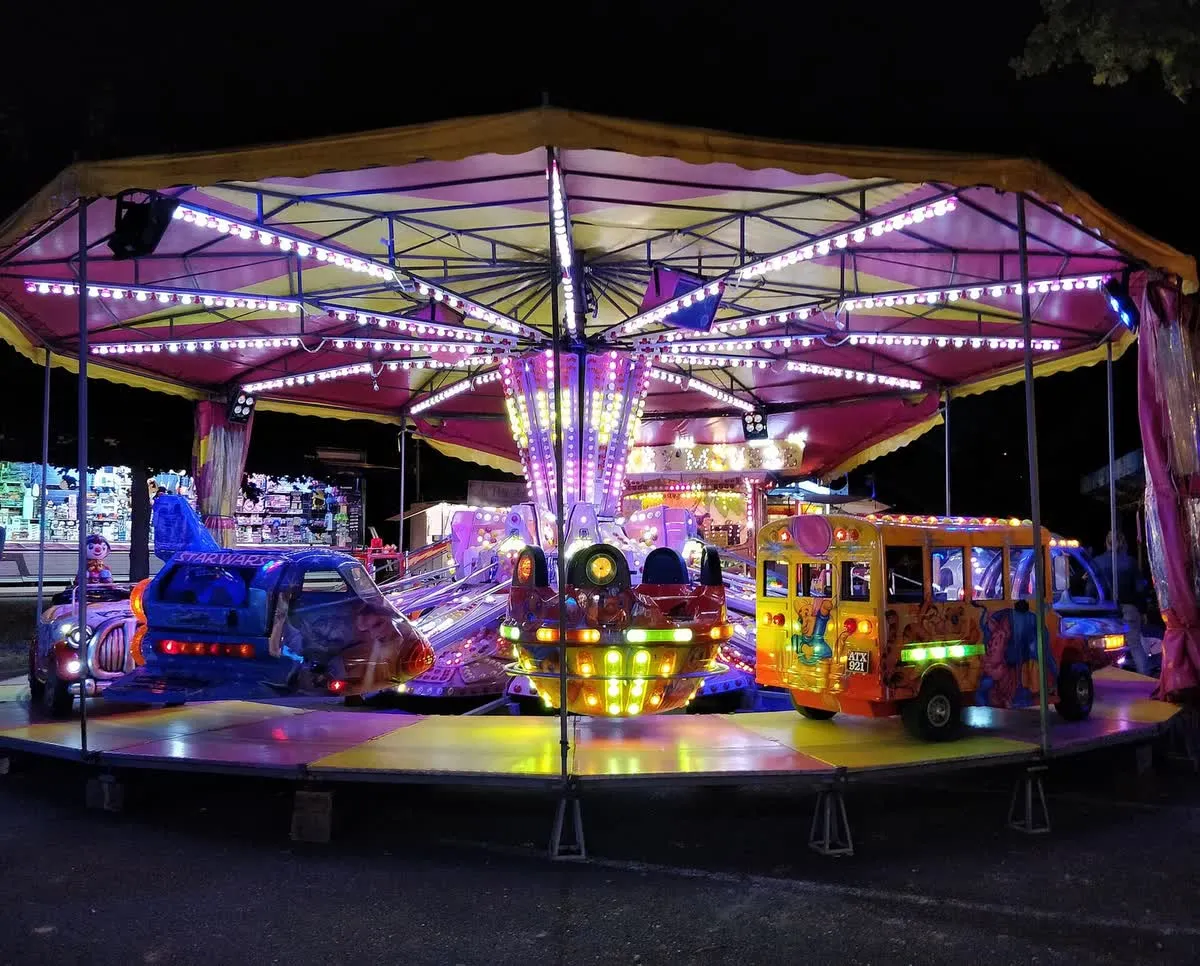 Un manège de fête foraine