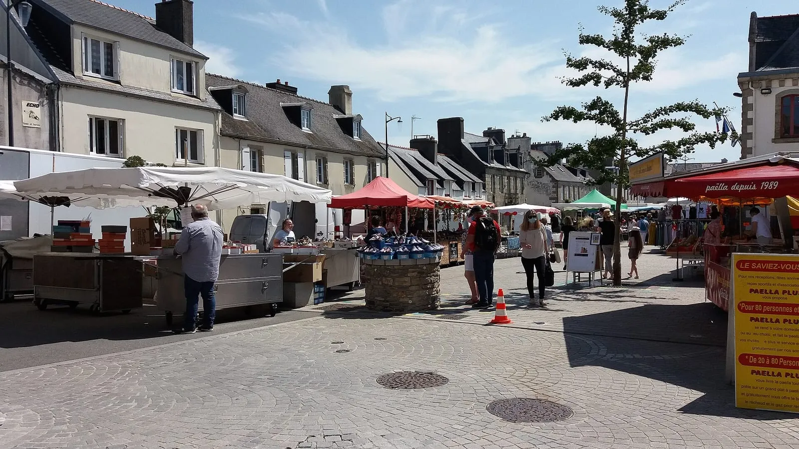 Le marché sur la place du Château à Lesneven