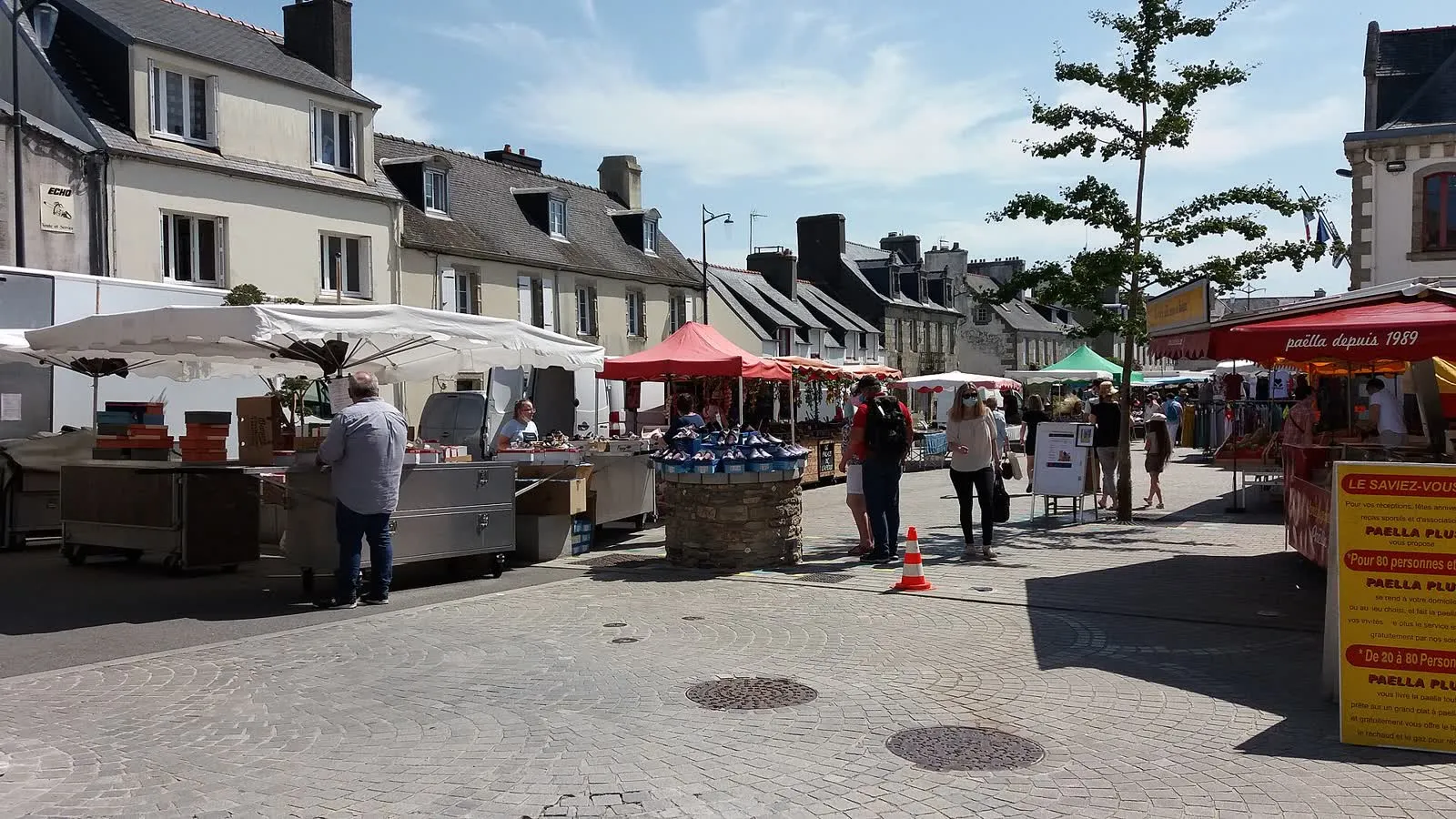 Le marché de Lesneven sur la place du Château, rendez-vous des producteurs du Léon