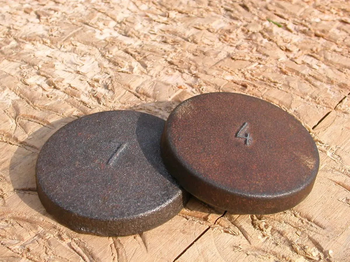 Des palets, les pièces du jeu de palet breton