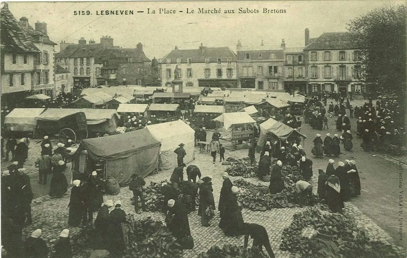 Le marché aux sabots bretons sur la place de Lesneven, photographie anonyme des années 1910