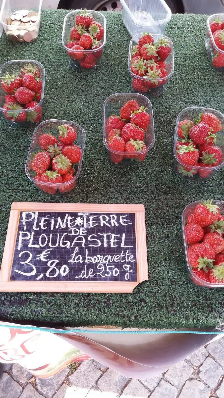 Un étal de fruits au marché de Lesneven, avec des fraises de Plougastel