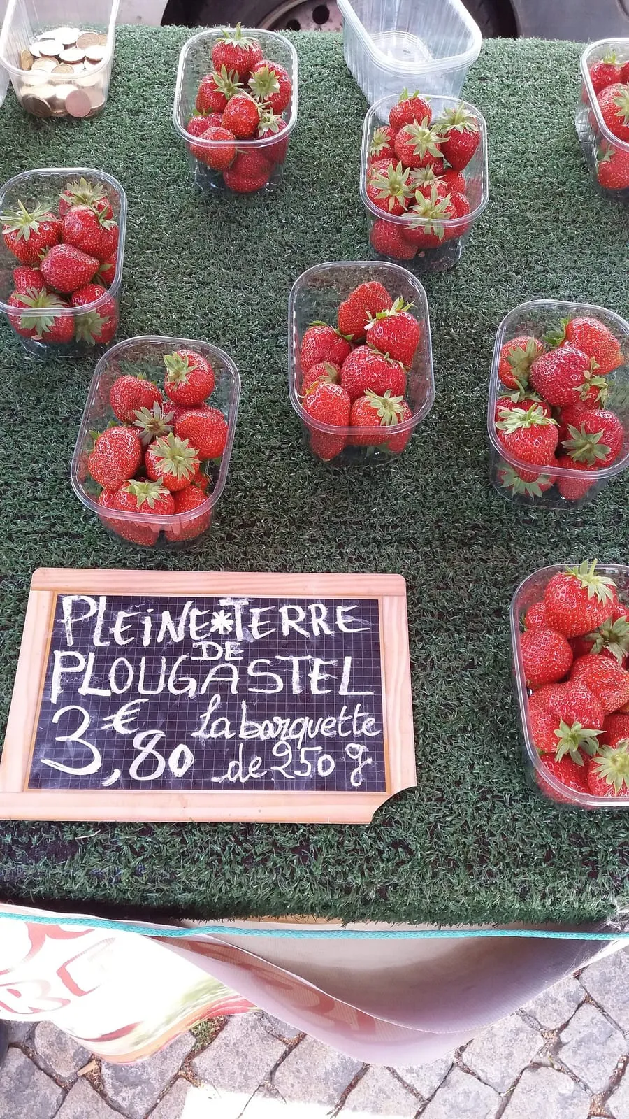 Un étal de fruits au marché de Lesneven, avec des fraises de Plougastel
