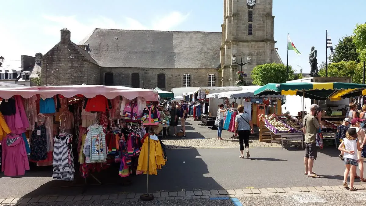 Les étals du marché du lundi s'étendent sur la place du Général-Le-Flô à Lesneven