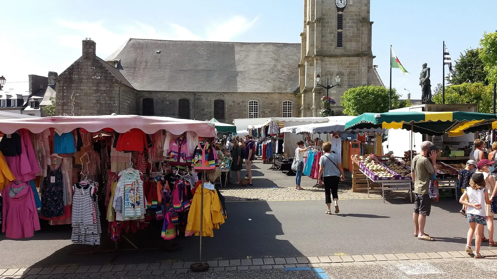 Les étals du marché du lundi s'étendent sur la place du Général-Le-Flô à Lesneven