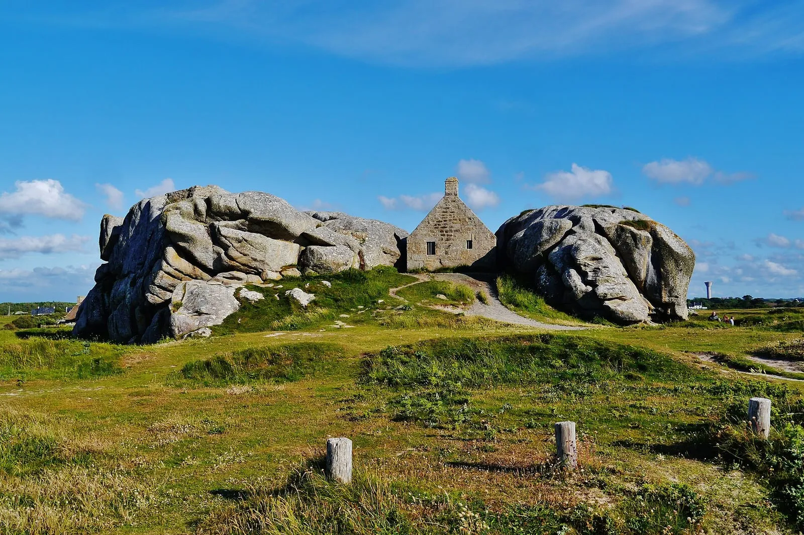 Le corps de garde de Ménéham, à Kerlouan, bâti au milieu des rochers de la côte des Légendes
