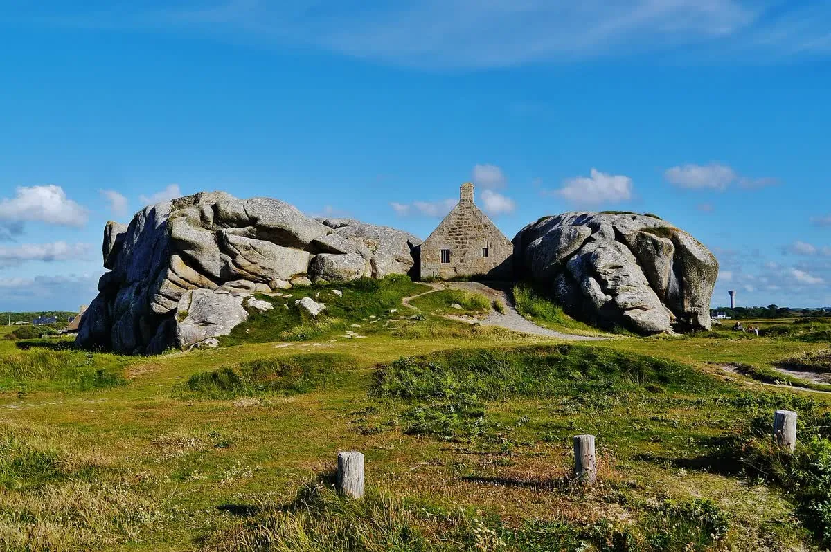 Le corps de garde de Ménéham, à Kerlouan, bâti au milieu des rochers de la côte des Légendes