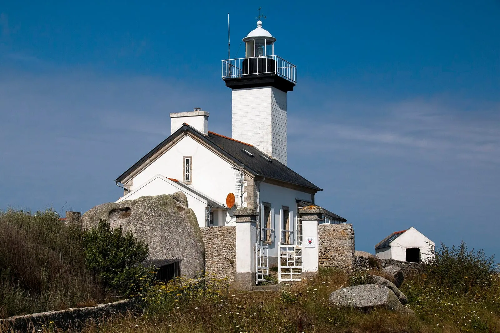 Le phare de Pontusval sur la pointe de Beg-Pol, entre les rochers de granit