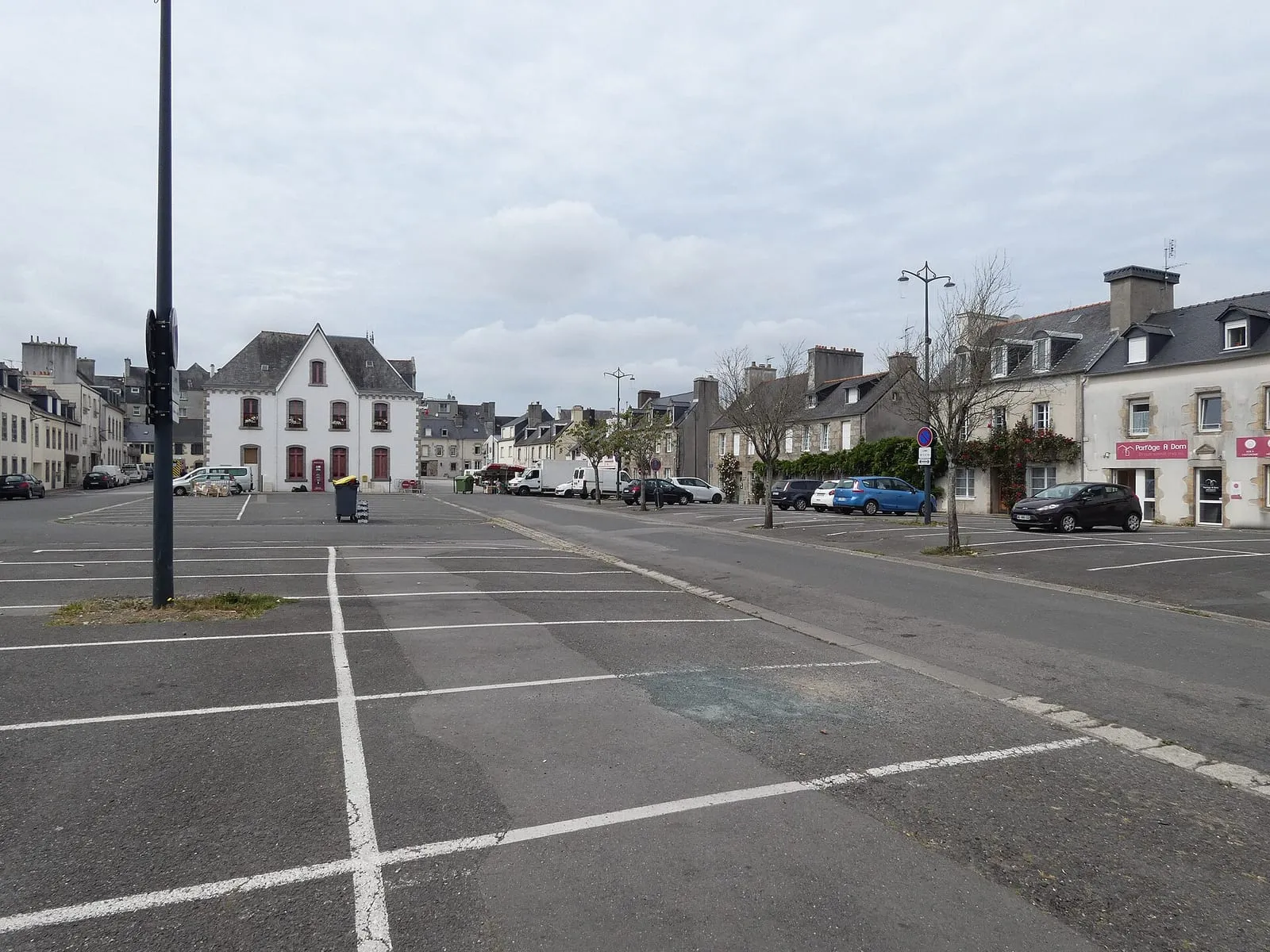La place du Château à Lesneven, avec l'hôtel de ville en arrière-plan