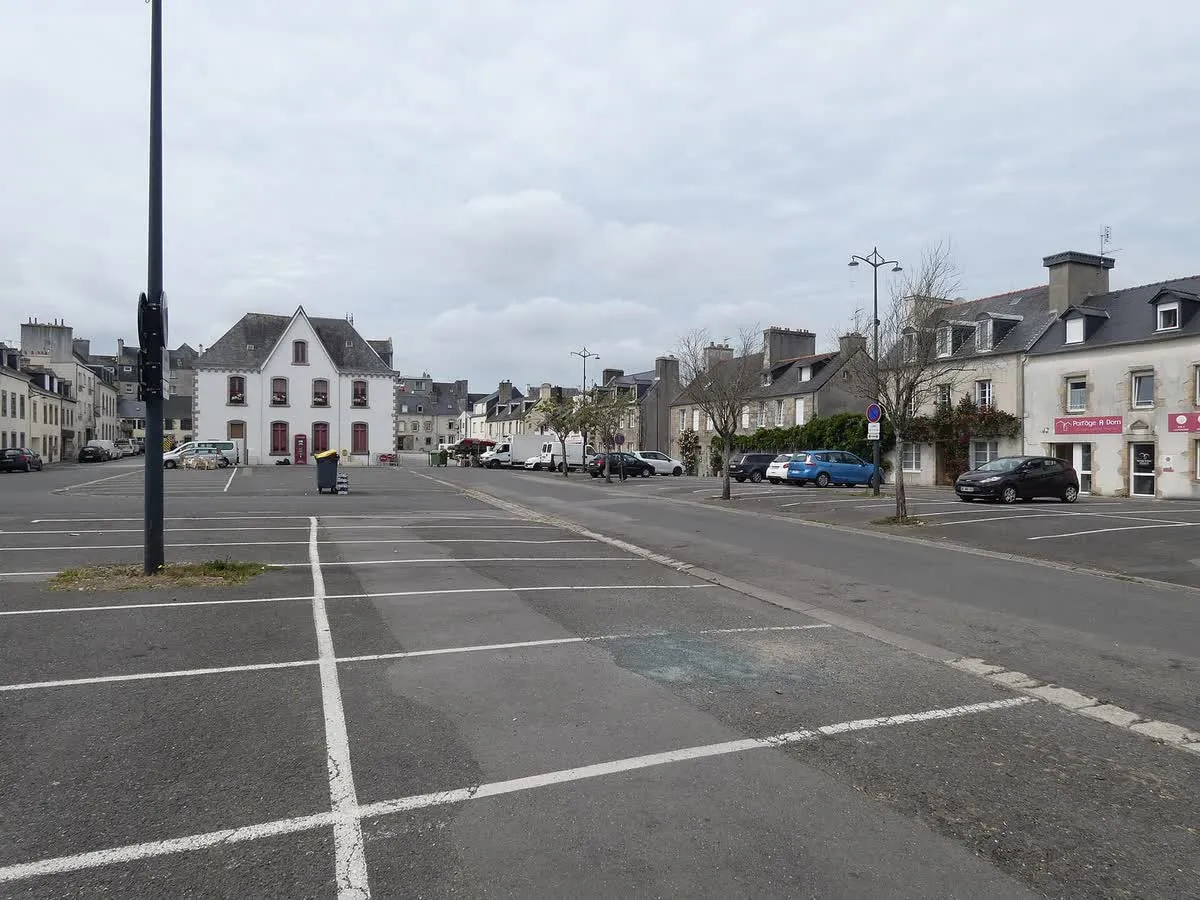La place du Château à Lesneven, avec l'hôtel de ville en arrière-plan