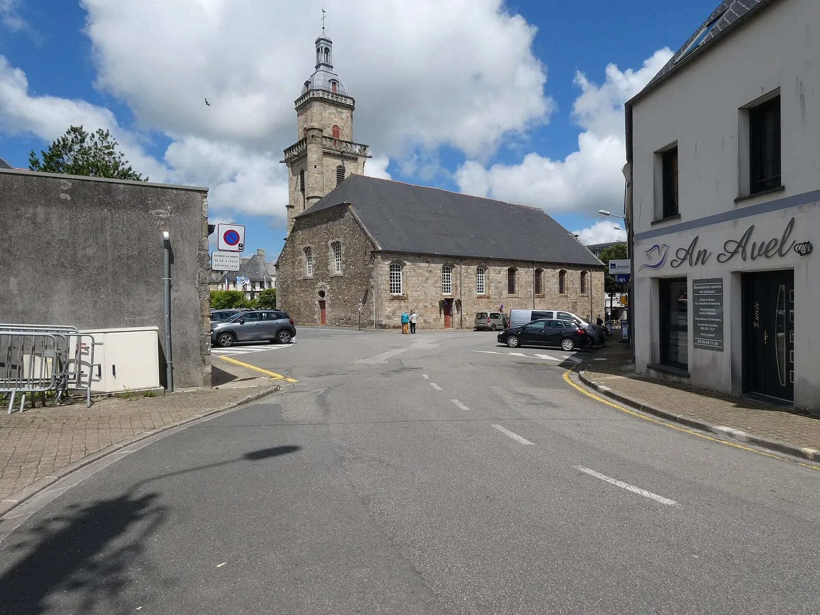 Le clocher de l'église Saint-Michel vu depuis la rue Alain-Fergent, dans le centre de Lesneven