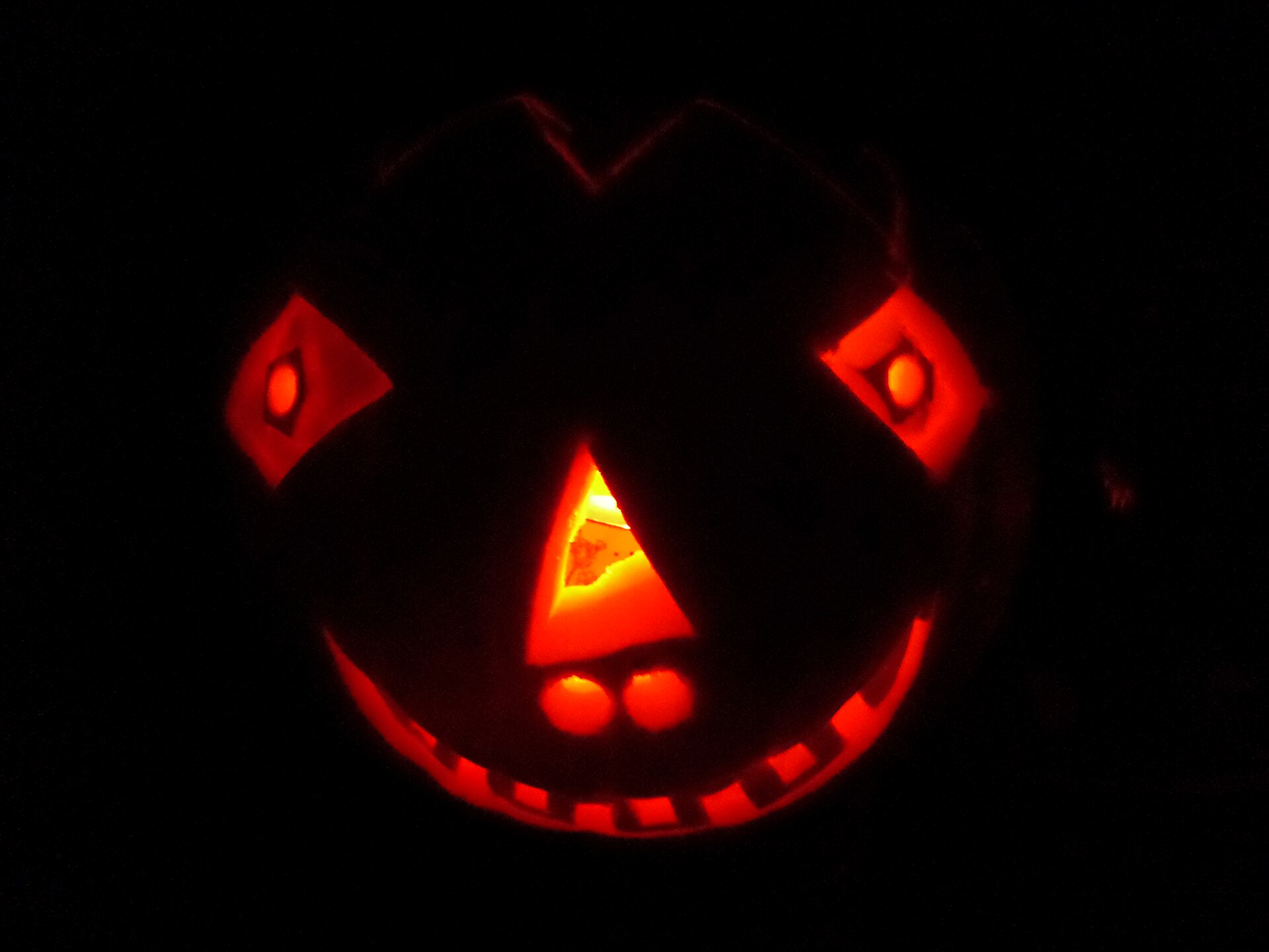 Citrouille sculptée et éclairée pour Halloween