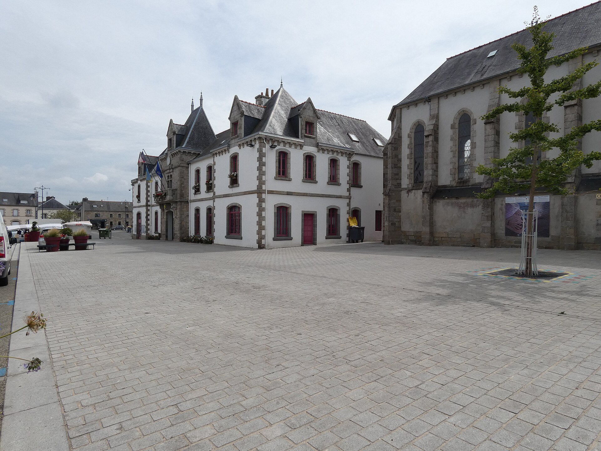 La mairie de Lesneven, place du Château
