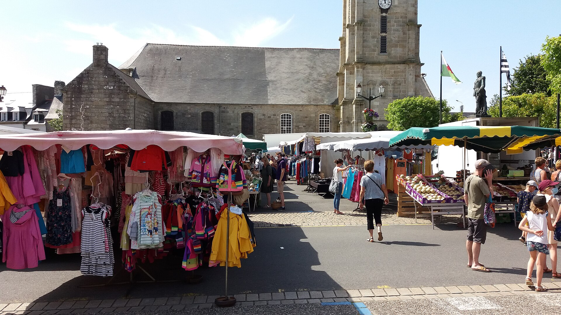 Un jour de marché place Général Le Flô à Lesneven