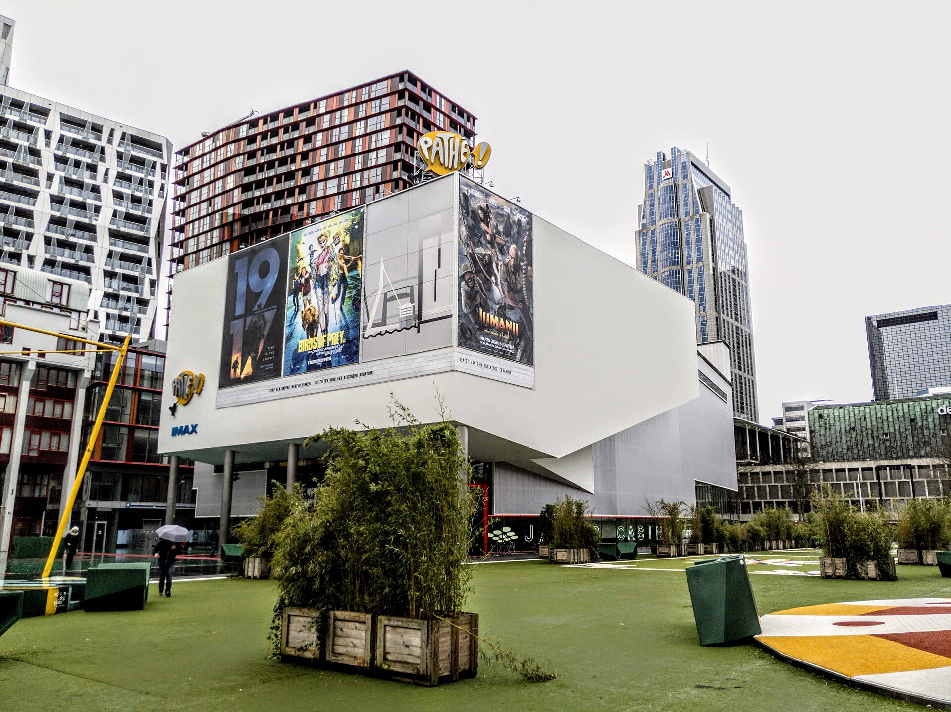 Affiches de films présentées sur la façade d'un cinéma